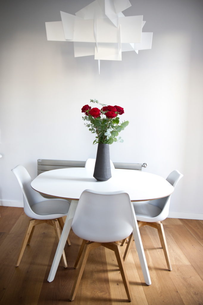 Villa Clair decoration table fleur, decoration neutre, décoration intérieur contemporaine